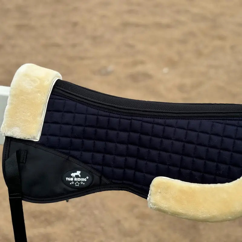 Horse Half Pad for English Saddle, The Outer Woven Fabric Is Made Of 100% with A Shape-retaining Foam Insert. The Cushioned Synthetic Sheepskin Is Thick, Soft, Non-Shedding, Easy to Clean