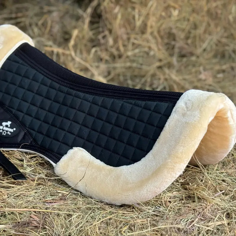 Horse Half Pad for English Saddle, The Outer Woven Fabric Is Made Of 100% with A Shape-retaining Foam Insert. The Cushioned Synthetic Sheepskin Is Thick, Soft, Non-Shedding, Easy to Clean