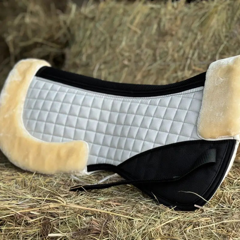 Horse Half Pad for English Saddle, The Outer Woven Fabric Is Made Of 100% with A Shape-retaining Foam Insert. The Cushioned Synthetic Sheepskin Is Thick, Soft, Non-Shedding, Easy to Clean