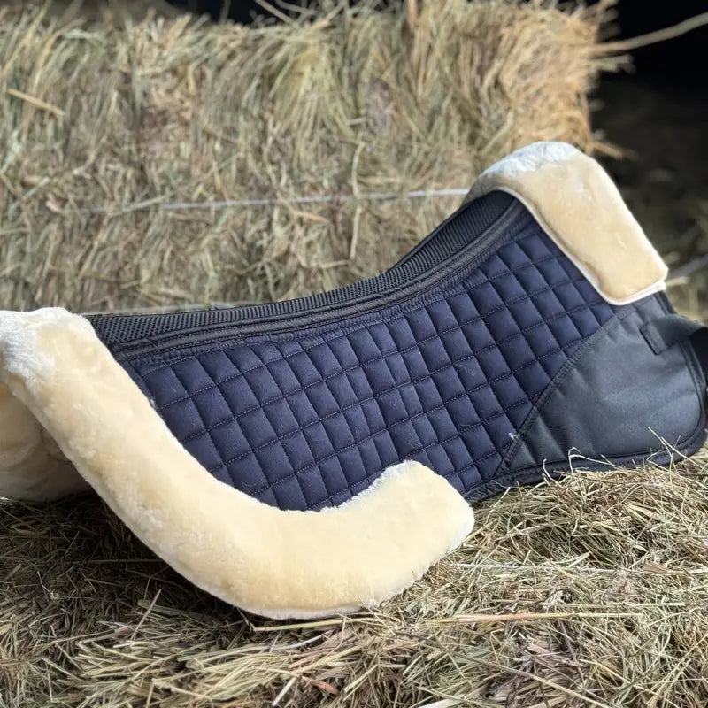 Horse Half Pad for English Saddle, The Outer Woven Fabric Is Made Of 100% with A Shape-retaining Foam Insert. The Cushioned Synthetic Sheepskin Is Thick, Soft, Non-Shedding, Easy to Clean