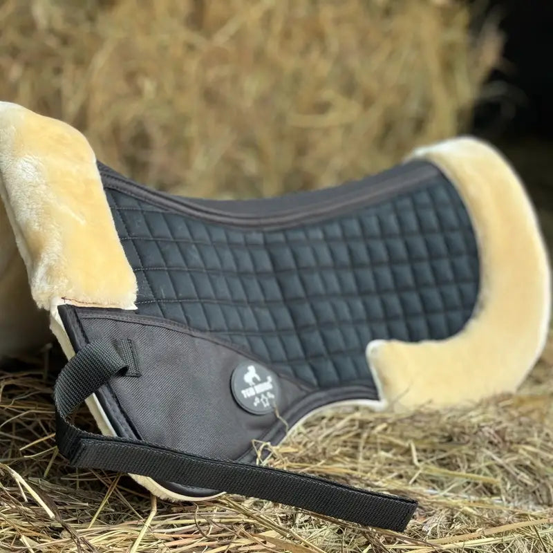 Horse Half Pad for English Saddle, The Outer Woven Fabric Is Made Of 100% with A Shape-retaining Foam Insert. The Cushioned Synthetic Sheepskin Is Thick, Soft, Non-Shedding, Easy to Clean