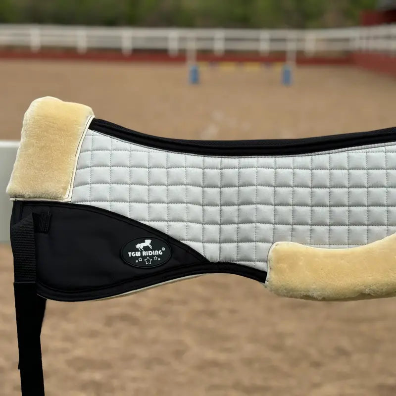 Horse Half Pad for English Saddle, The Outer Woven Fabric Is Made Of 100% with A Shape-retaining Foam Insert. The Cushioned Synthetic Sheepskin Is Thick, Soft, Non-Shedding, Easy to Clean