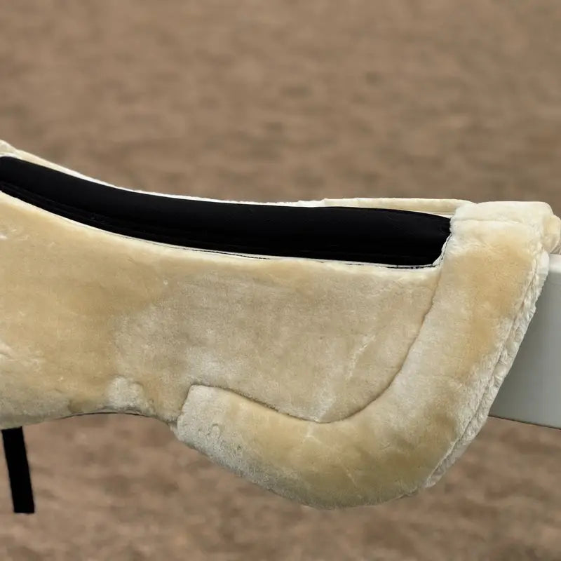 Horse Half Pad for English Saddle, The Outer Woven Fabric Is Made Of 100% with A Shape-retaining Foam Insert. The Cushioned Synthetic Sheepskin Is Thick, Soft, Non-Shedding, Easy to Clean