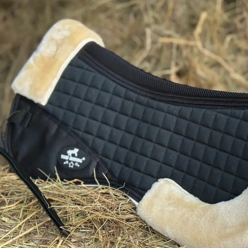 Horse Half Pad for English Saddle, The Outer Woven Fabric Is Made Of 100% with A Shape-retaining Foam Insert. The Cushioned Synthetic Sheepskin Is Thick, Soft, Non-Shedding, Easy to Clean